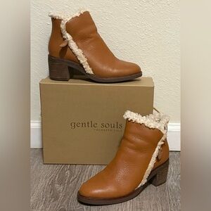 Gentle Souls by Kenneth Cole Cozy Zip Ankle Booties Leather Block Heel Boots 7.5